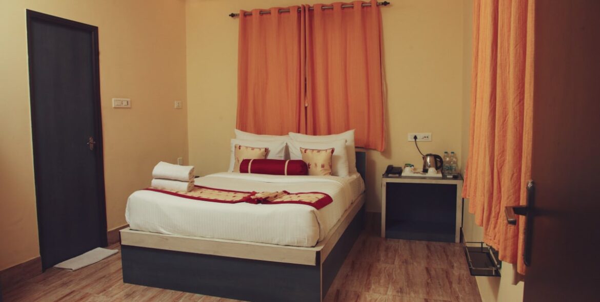 cheap hotel room in santiniketan